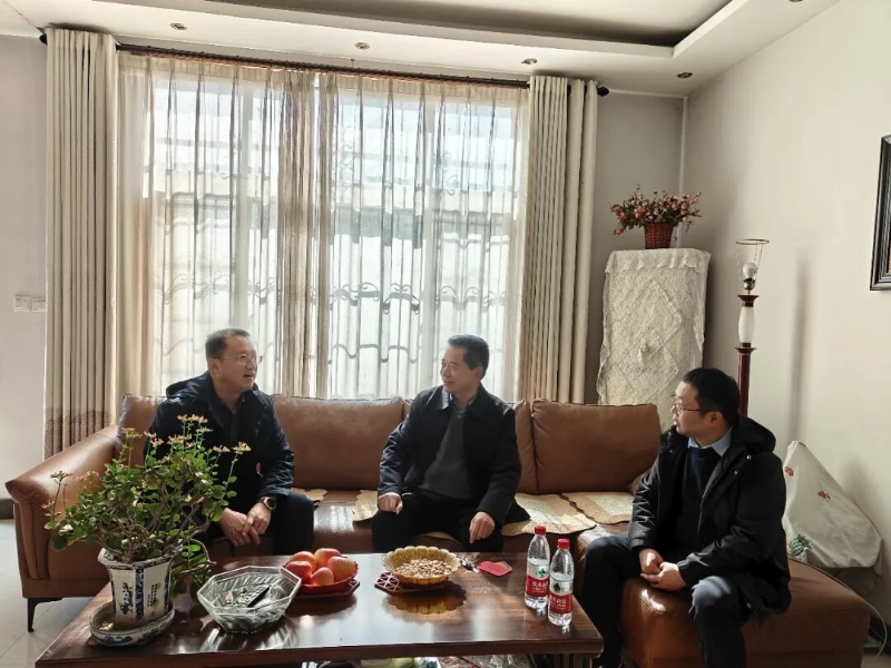 新春送温暖 情系老干部——濮阳城发投集团开展春节走访慰问活动